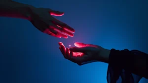 Fotografía conceptual que ilustra dos manos a punto de tocarse, simbolizando las estrategias para sincronizar libidos y manejar el deseo divergente en pareja mediante la comunicación sexual y la empatía.